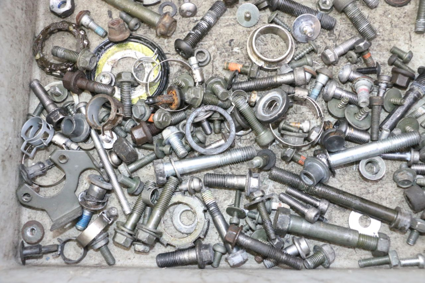 photo de SAC VISSERIE VIS YAMAHA FZ6 FAZER S2 600 (2007 - 2011) - Zoom état d’usage