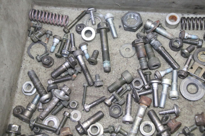 photo de SAC VISSERIE VIS YAMAHA FZ6 N FAZER 600 (2004 - 2006) - Détail de la pièce