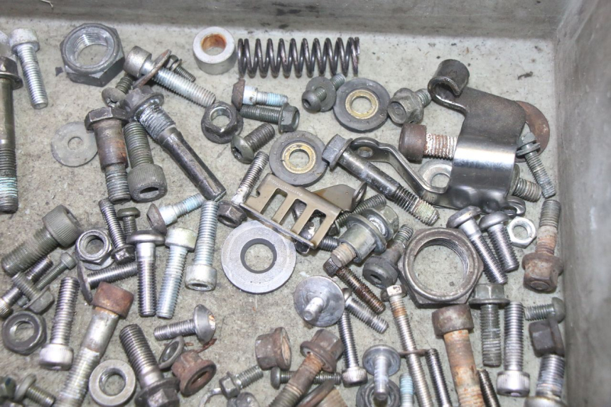 photo de SAC VISSERIE VIS YAMAHA FZ6 N FAZER 600 (2004 - 2006) - Zoom état d’usage