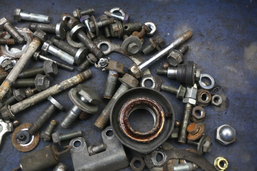 photo de SAC VISSERIE VIS SUZUKI GN 125 (1997 - 2000) - Zoom état d’usage