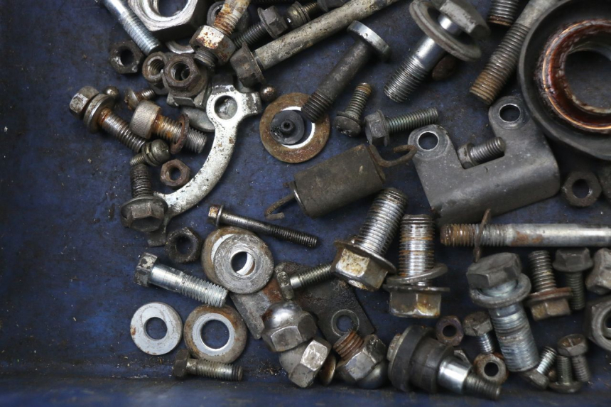 photo de SAC VISSERIE VIS SUZUKI GN 125 (1997 - 2000) - Autre angle de vue