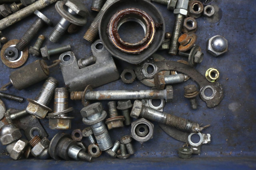 photo de SAC VISSERIE VIS SUZUKI GN 125 (1997 - 2000) - Gros plan technique