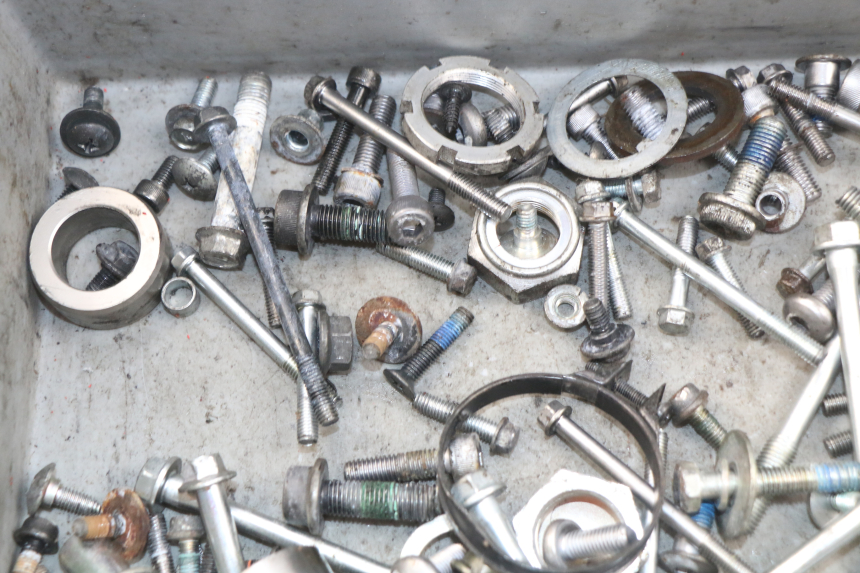 photo de SAC VISSERIE VIS SUZUKI GSR 600 (2005 - 2012) - Détail de la pièce