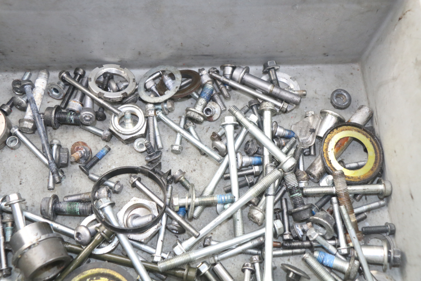 photo de SAC VISSERIE VIS SUZUKI GSR 600 (2005 - 2012) - Gros plan technique