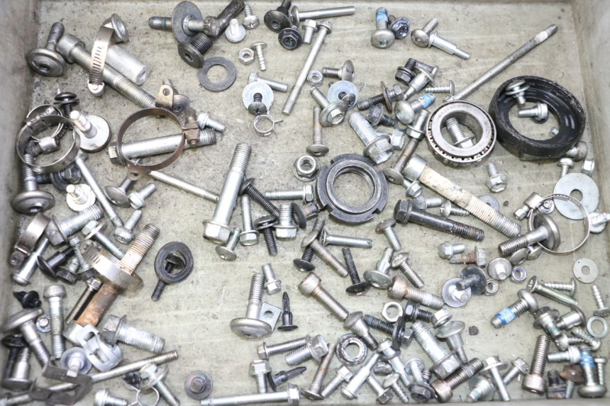 photo de SAC VISSERIE VIS SUZUKI GSR 750 (2011 - 2017) - Détail de la pièce