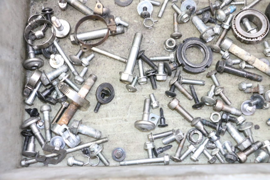 photo de SAC VISSERIE VIS SUZUKI GSR 750 (2011 - 2017) - Zoom état d’usage