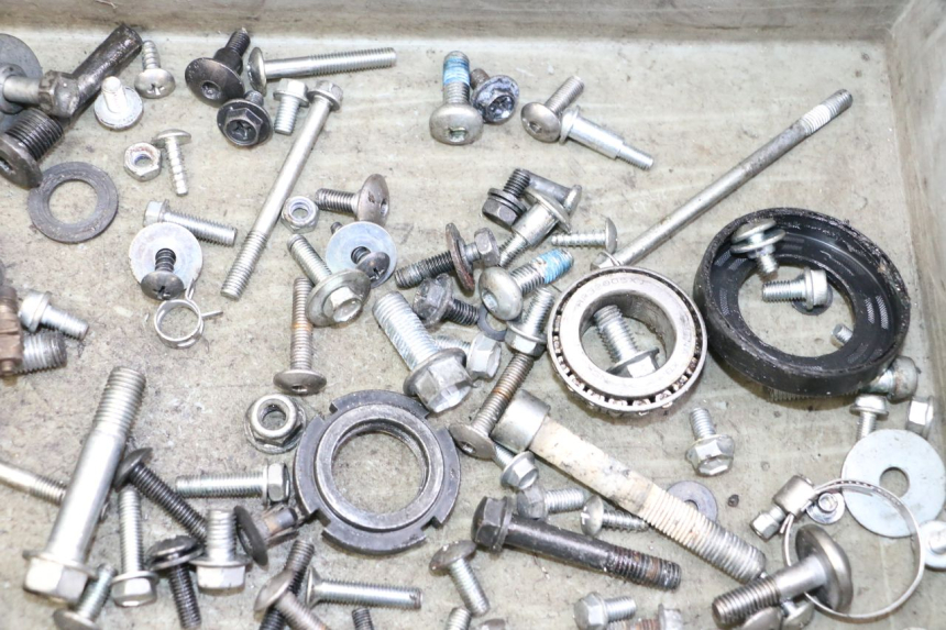 photo de SAC VISSERIE VIS SUZUKI GSR 750 (2011 - 2017) - Autre angle de vue