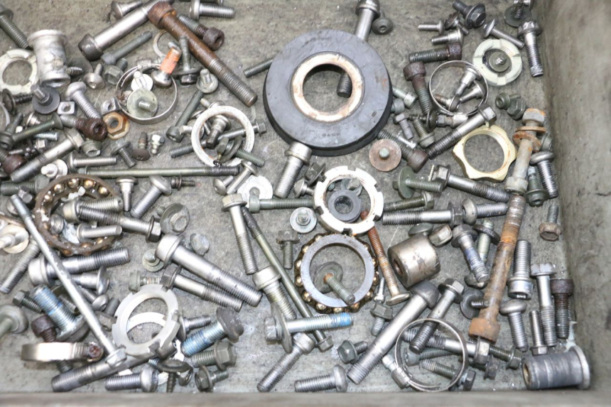 photo de SAC VISSERIE VIS SUZUKI GSXR GSX-R 1000 (2003 - 2004) - Détail de la pièce