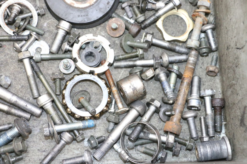 photo de SAC VISSERIE VIS SUZUKI GSXR GSX-R 1000 (2003 - 2004) - Gros plan technique