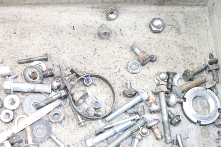 photo de SAC VISSERIE VIS SUZUKI GZ MARAUDER 125 (1998 - 2004) - Zoom état d’usage