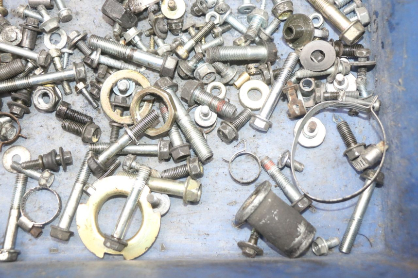 photo de SAC VISSERIE VIS HONDA NES AROBASE 125 (2000 - 2003) - Gros plan technique