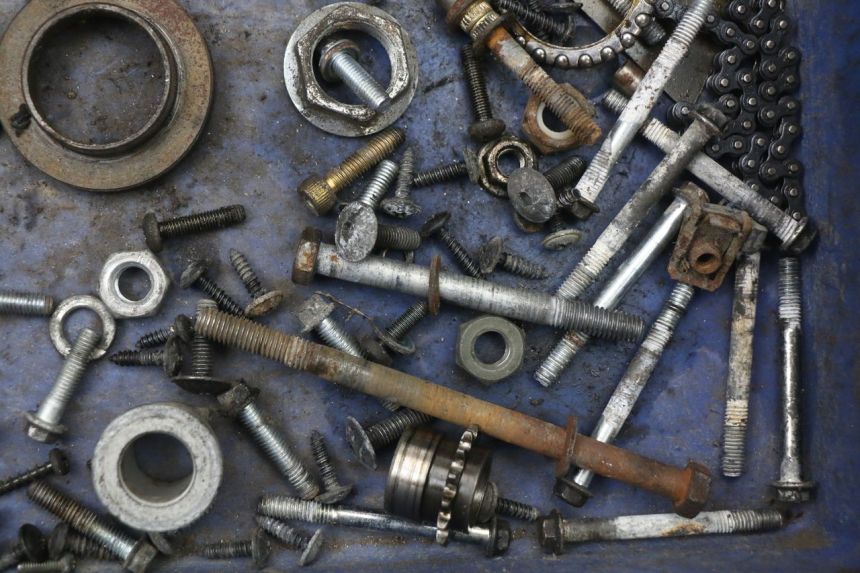 photo de SAC VISSERIE VIS RENAULT KOURANOS 125 (2001 - 2004) - Gros plan technique