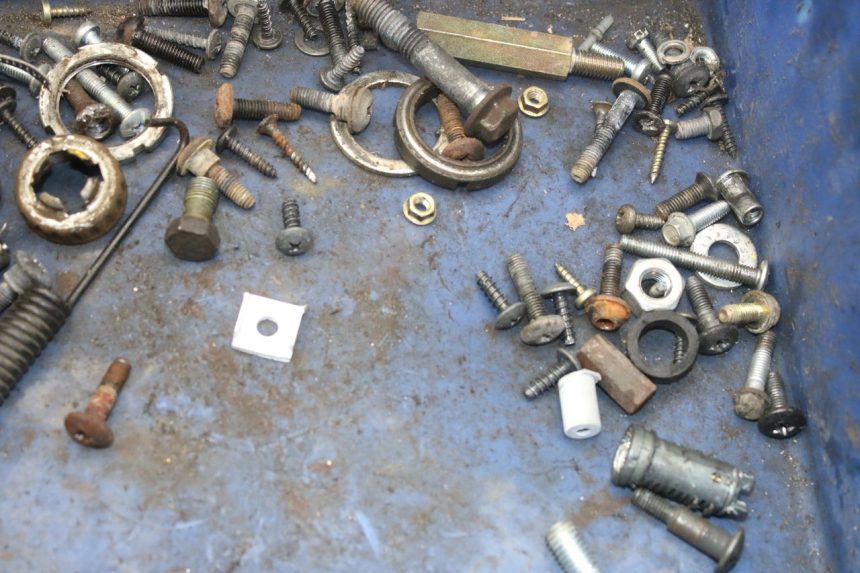 photo de SAC VISSERIE VIS PIAGGIO LIBERTY 4T 50 (2004 - 2008) - Détail de la pièce