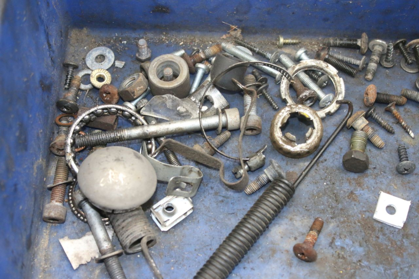 photo de SAC VISSERIE VIS PIAGGIO LIBERTY 4T 50 (2004 - 2008) - Zoom état d’usage