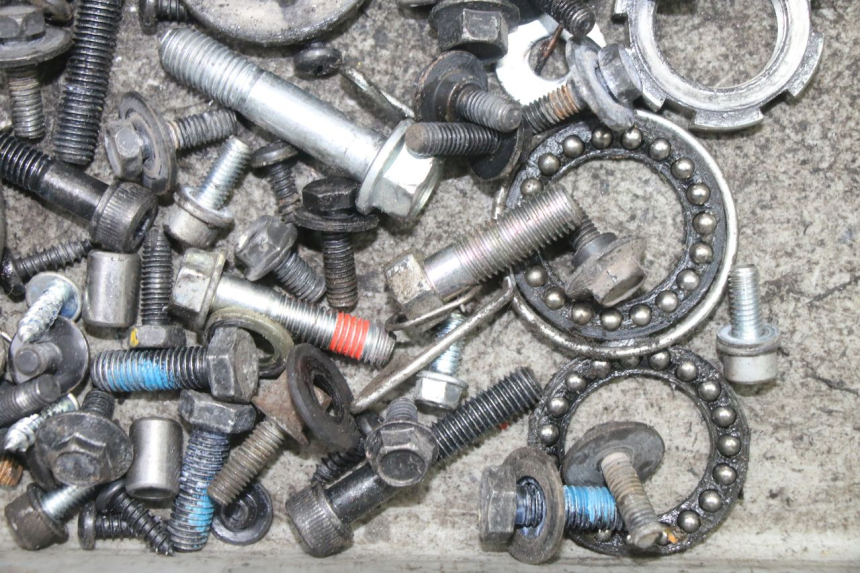 photo de SAC VISSERIE VIS MBK OVETTO ONE 2T 50 (2013 - 2017) - Gros plan technique