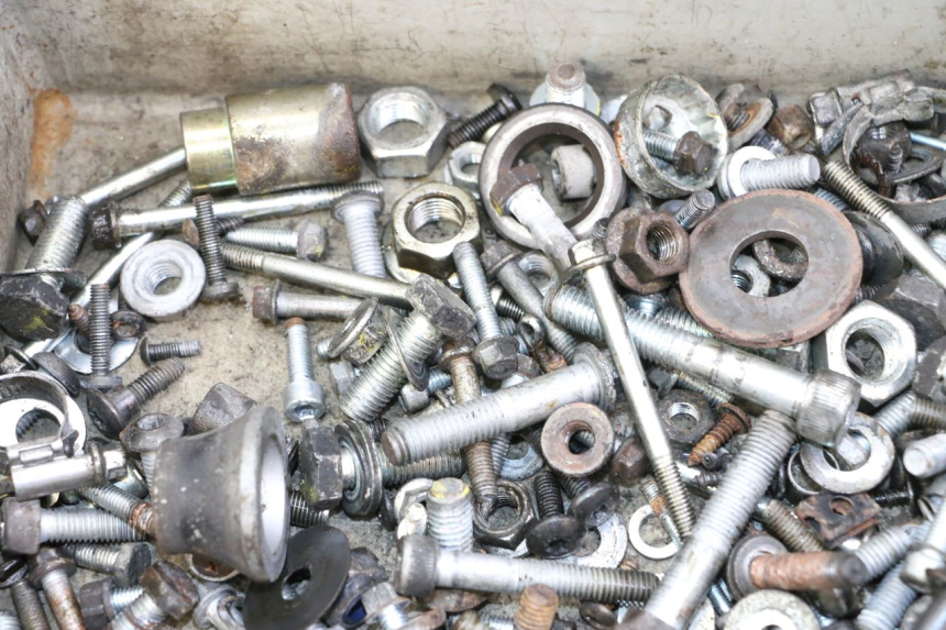 photo de SAC VISSERIE VIS PIAGGIO MP3 LT 400 (2007 - 2012) - Gros plan technique