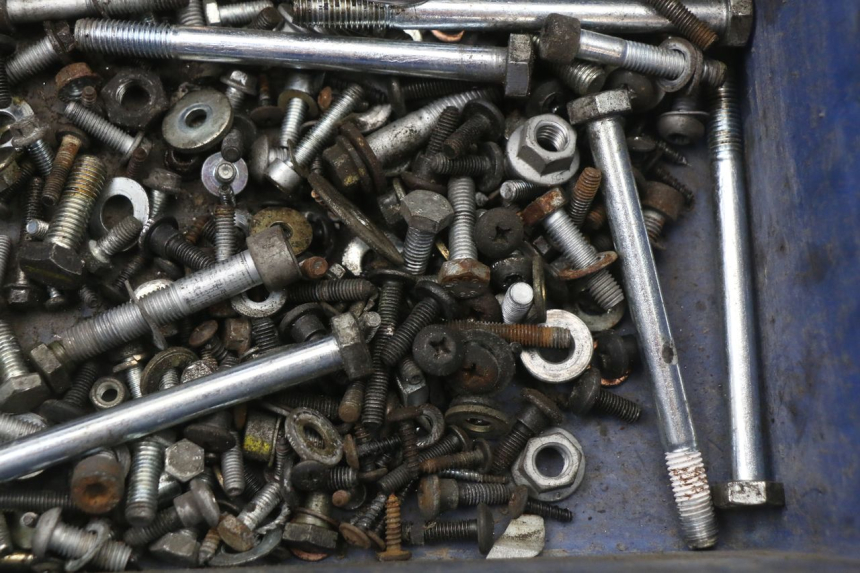 photo de SAC VISSERIE VIS PIAGGIO MP3 125 (2006 - 2014) - Gros plan technique