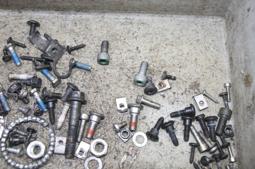 photo de SAC VISSERIE VIS PIAGGIO NRG POWER PUREJET 50 (2018 - 2021) - Zoom état d’usage