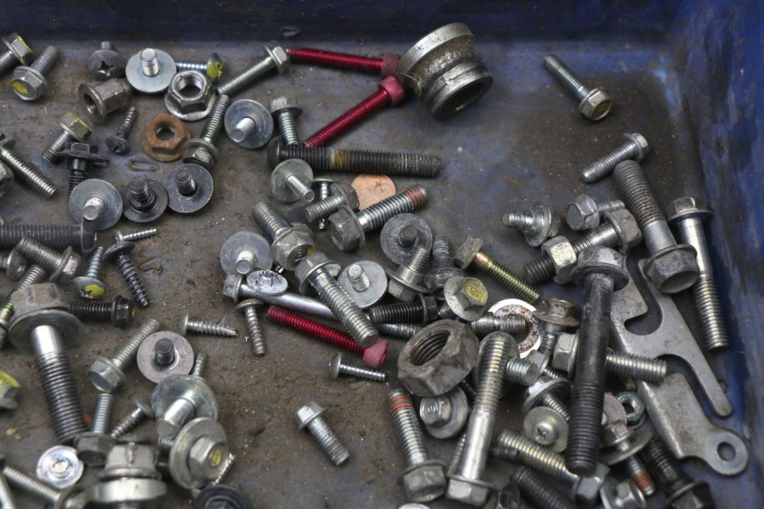 photo de SAC VISSERIE VIS HONDA PCX (JF47) 125 (2012 - 2013) - Zoom état d’usage