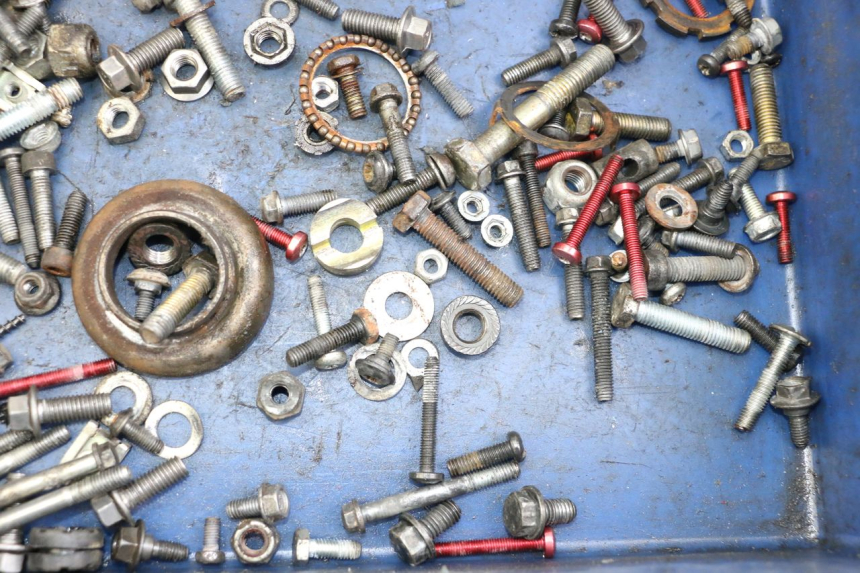 photo de SAC VISSERIE VIS PEUGEOT TKR TREKKER FURIOUS 50 (2005 - 2014) - Zoom état d’usage