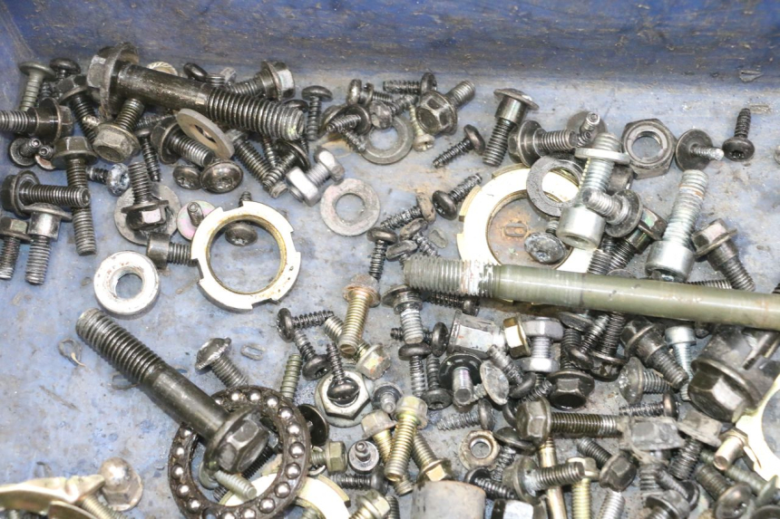 photo de SAC VISSERIE VIS PEUGEOT VIVACITY 125 (2010 - 2017) - Gros plan technique