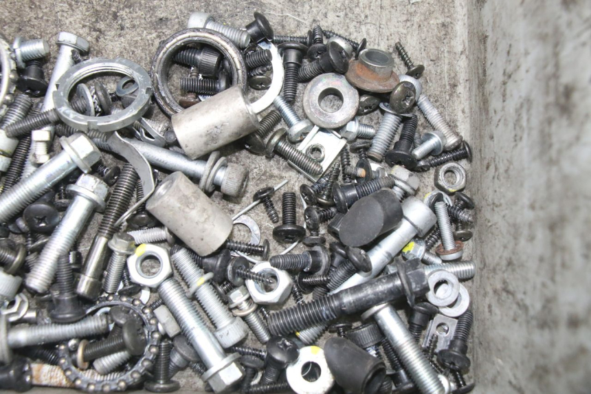 photo de SAC VISSERIE VIS PIAGGIO NRG POWER PUREJET 50 (2018 - 2021) - Zoom état d’usage