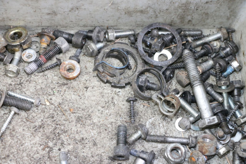 photo de SAC VISSERIE VIS PEUGEOT SATELIS 125 (2013 - 2018) - Gros plan technique