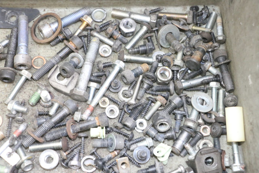 photo de SAC VISSERIE VIS PEUGEOT SATELIS 125 (2013 - 2018) - Autre angle de vue