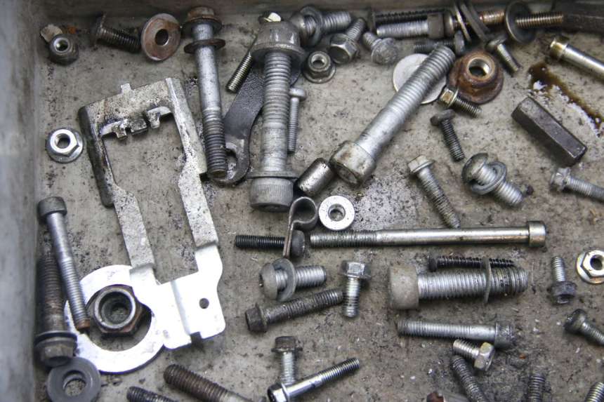 photo de SAC VISSERIE VIS APRILIA SCARABEO 4T 50 (2009 - 2017) - Gros plan technique