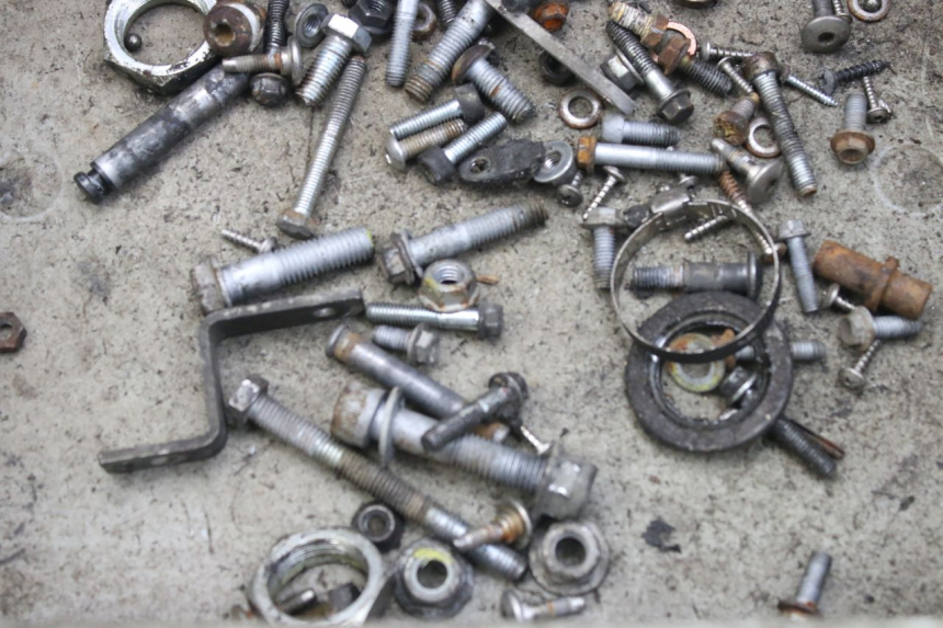 photo de SAC VISSERIE VIS APRILIA SCARABEO 100 (2003 - 2012) - Détail de la pièce