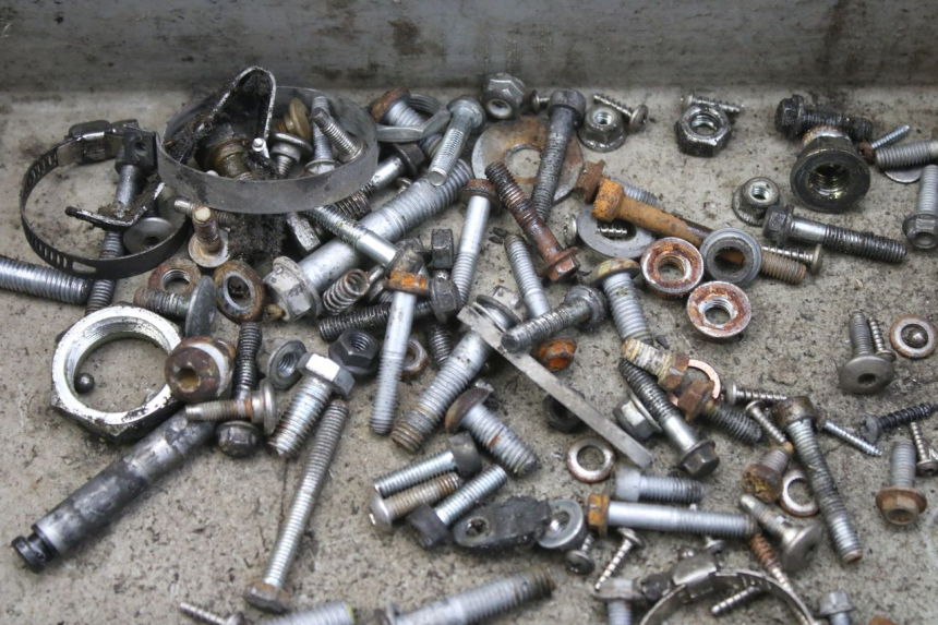 photo de SAC VISSERIE VIS APRILIA SCARABEO 100 (2003 - 2012) - Zoom état d’usage