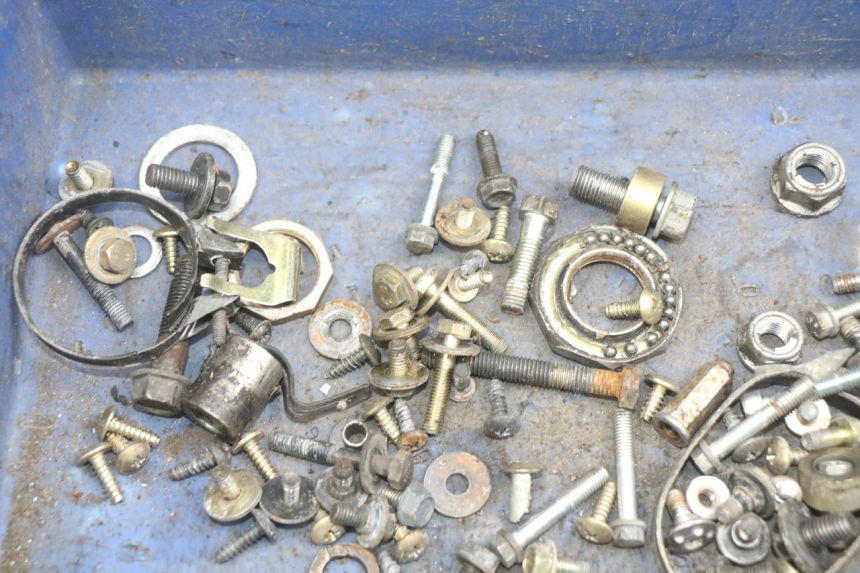 photo de SAC VISSERIE VIS HONDA SCV LEAD 100 (2003 - 2007) - Gros plan technique