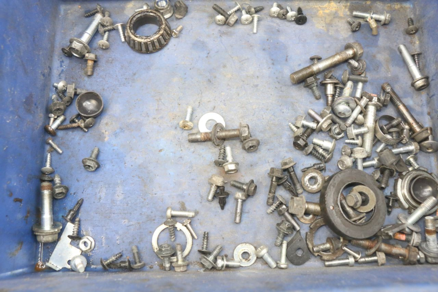 photo de SAC VISSERIE VIS SUZUKI SIXTEEN 125 (2008 - 2010) - Détail de la pièce