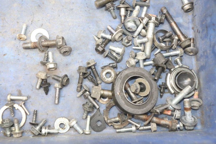 photo de SAC VISSERIE VIS SUZUKI SIXTEEN 125 (2008 - 2010) - Gros plan technique