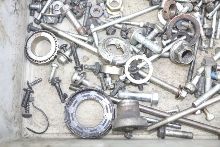 photo de SAC VISSERIE VIS SUZUKI SIXTEEN 125 (2008 - 2010) - Détail de la pièce