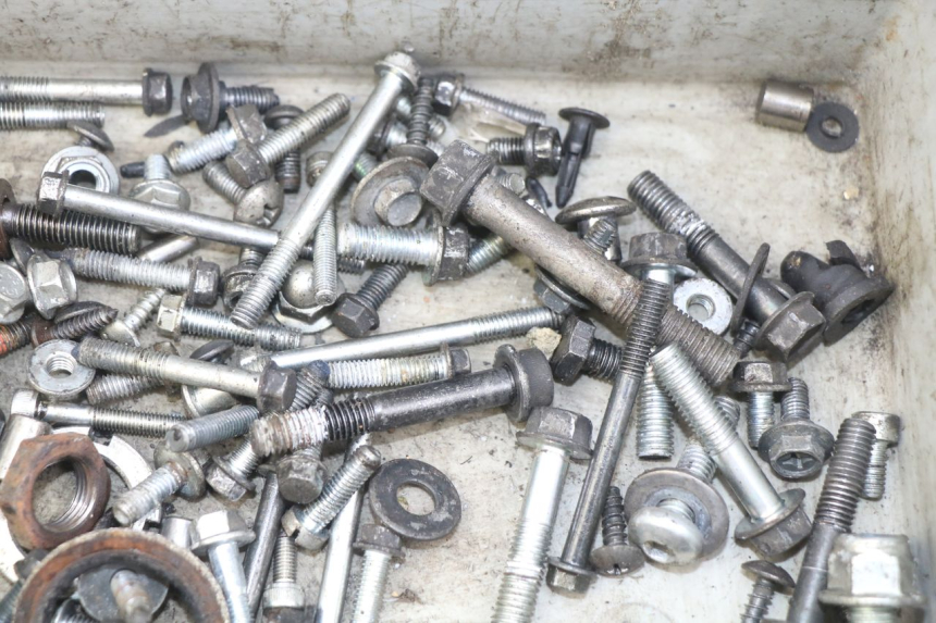 photo de SAC VISSERIE VIS SUZUKI SIXTEEN 125 (2008 - 2010) - Autre angle de vue