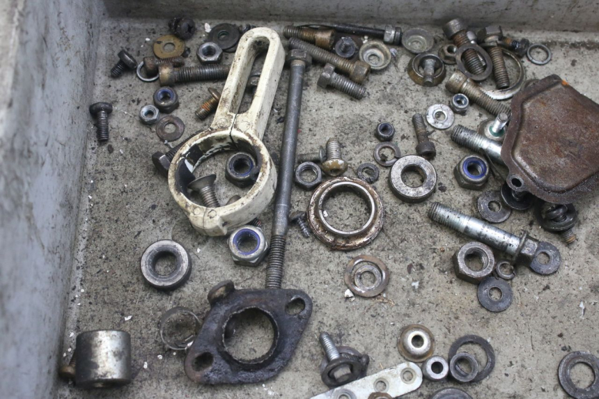 photo de SAC VISSERIE VIS SUZUKI SMX SUPERMOTARD 50 (1996 - 2001) - Zoom état d’usage