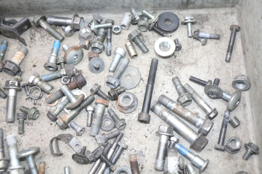 photo de SAC VISSERIE VIS SUZUKI GS F 500 (2004 - 2007) - Zoom état d’usage