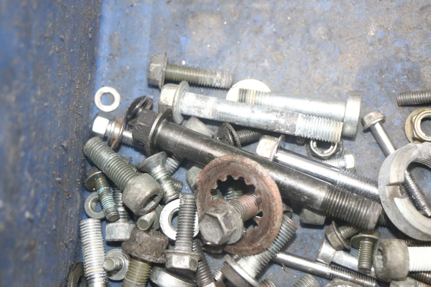 photo de SAC VISSERIE VIS SUZUKI SV N 650 (1999 - 2002) - Détail de la pièce