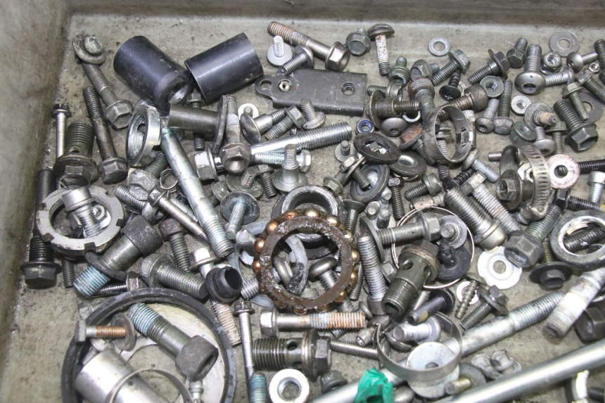 photo de SAC VISSERIE VIS SUZUKI SV S 650 (2003 - 2009) - Détail de la pièce