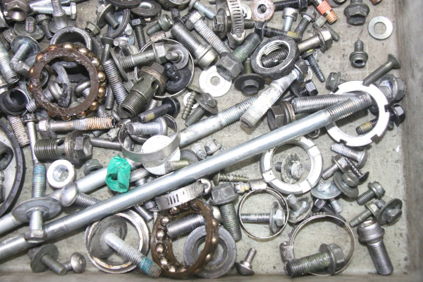 photo de SAC VISSERIE VIS SUZUKI SV S 650 (2003 - 2009) - Gros plan technique