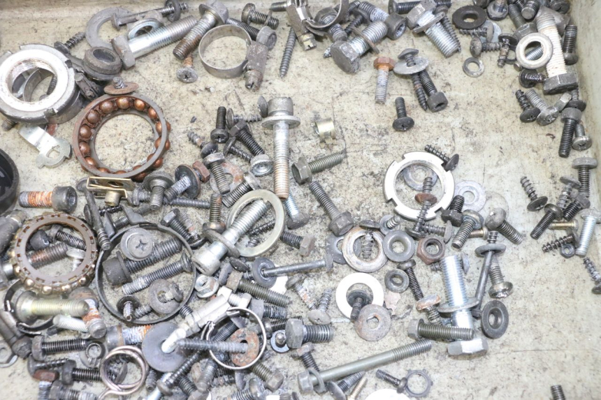 photo de SAC VISSERIE VIS SUZUKI UH BURGMAN 125 (2002 - 2006) - Détail de la pièce