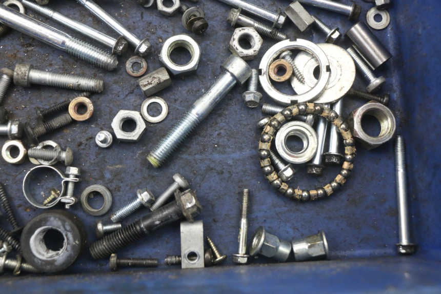 photo de SAC VISSERIE VIS PIAGGIO VESPA LX 125 (2005 - 2010) - Gros plan technique