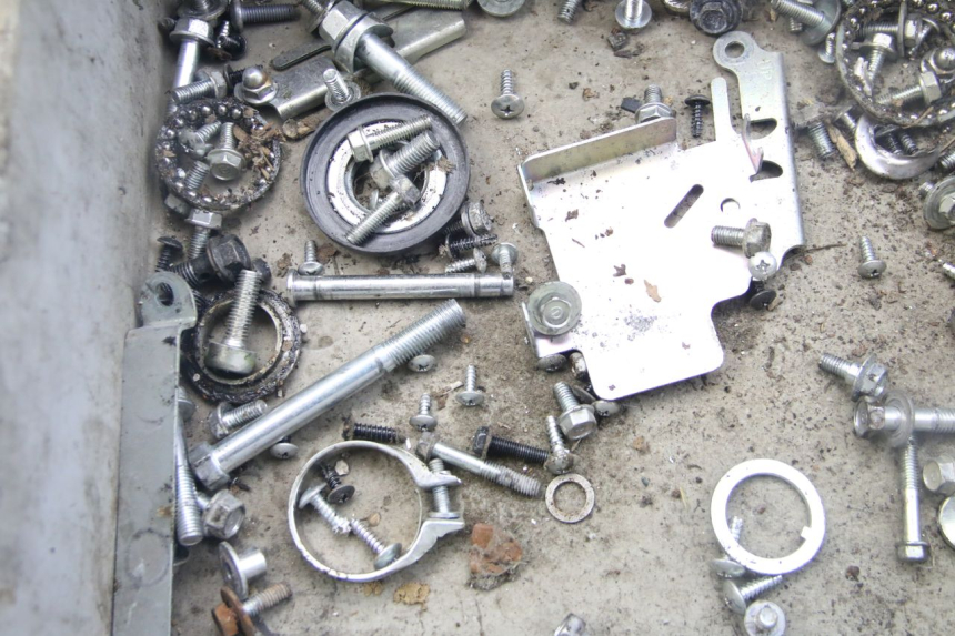 photo de SAC VISSERIE VIS HONDA VISION NSC R 50 (2013 - 2015) - Zoom état d’usage