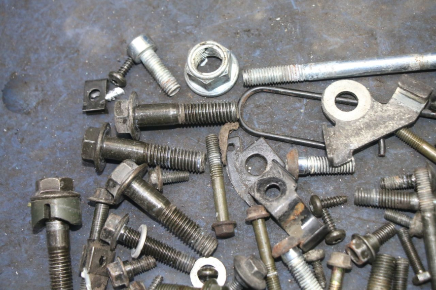 photo de SAC VISSERIE VIS PEUGEOT VIVACITY NEW 2T 50 (2008 - 2017) - Détail de la pièce