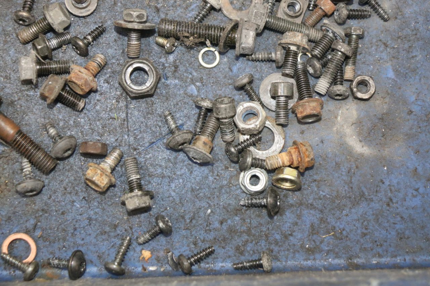 photo de SAC VISSERIE VIS PEUGEOT VIVACITY NEW 4T 50 (2008 - 2017) - Gros plan technique