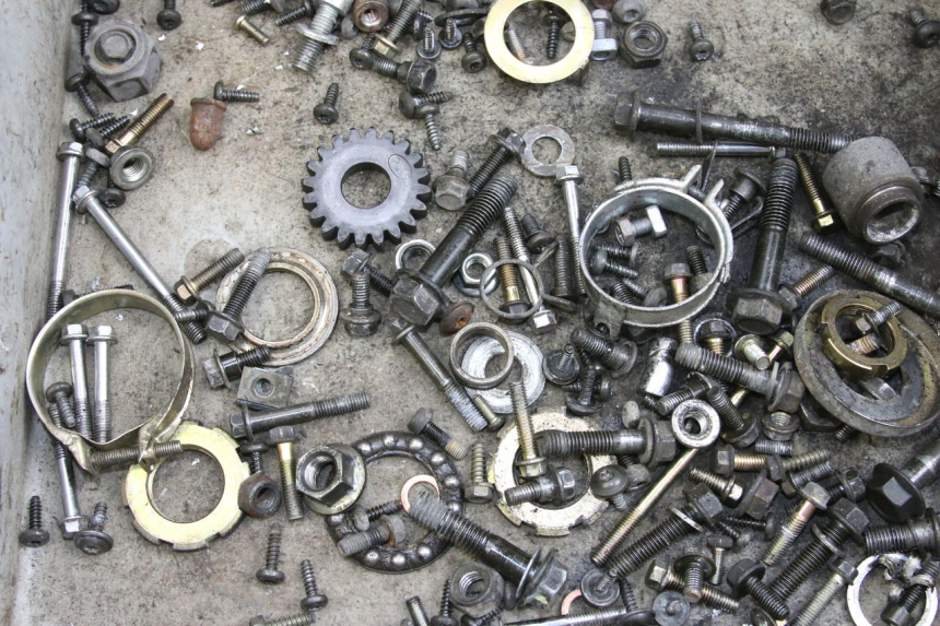 photo de SAC VISSERIE VIS PEUGEOT VIVACITY 125 (2010 - 2017) - Zoom état d’usage