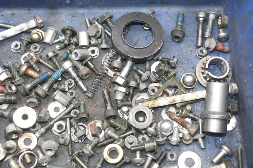 photo de SAC VISSERIE VIS SUZUKI VL INTRUDER 125 (2004 - 2007) - Zoom état d’usage