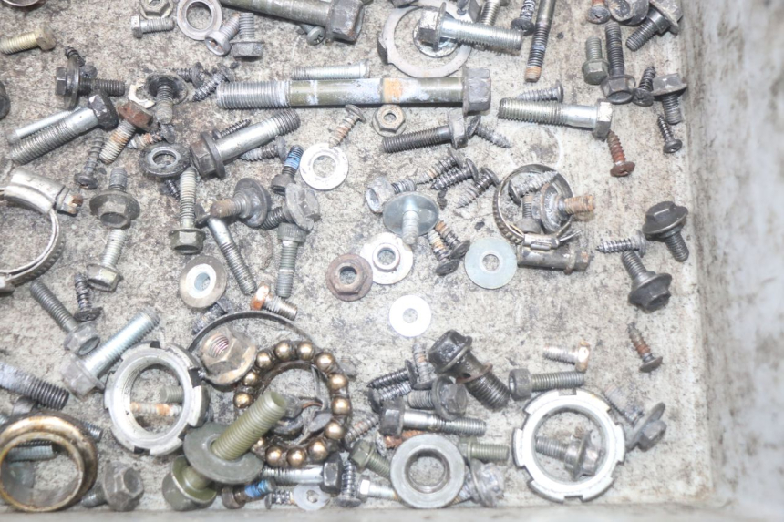 photo de SAC VISSERIE VIS YAMAHA XMAX X-MAX 125 (2006 - 2009) - Gros plan technique