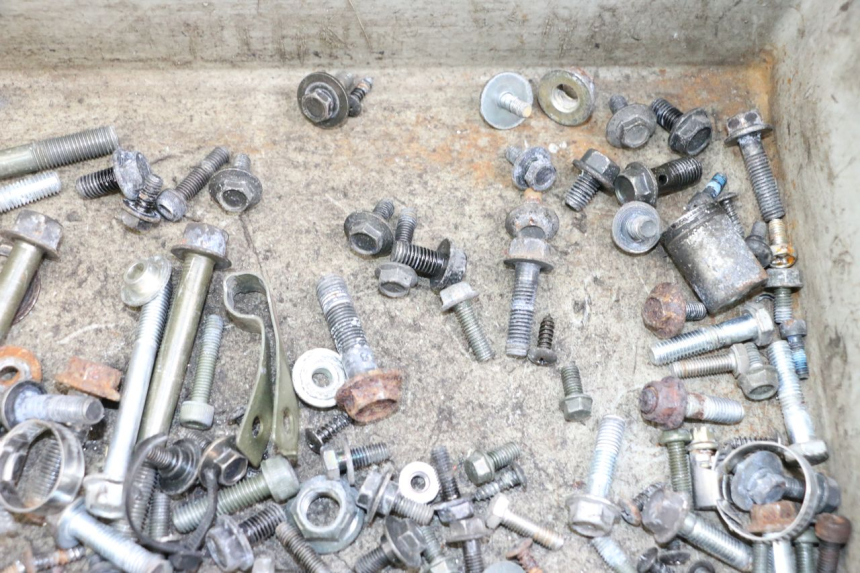 photo de SAC VISSERIE VIS YAMAHA XMAX X-MAX 125 (2006 - 2009) - Zoom état d’usage